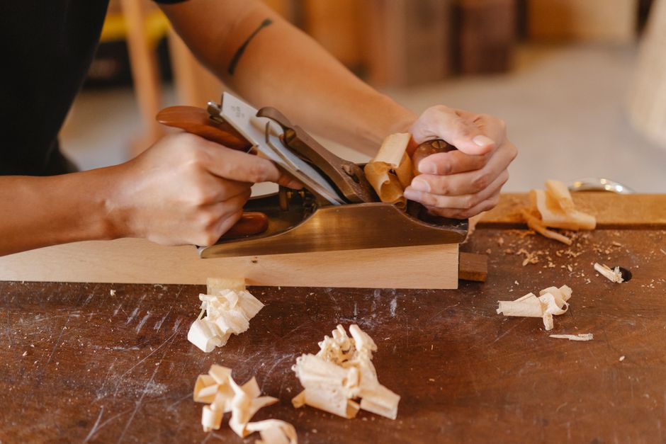 Carpintero trabajando la madera en su taller