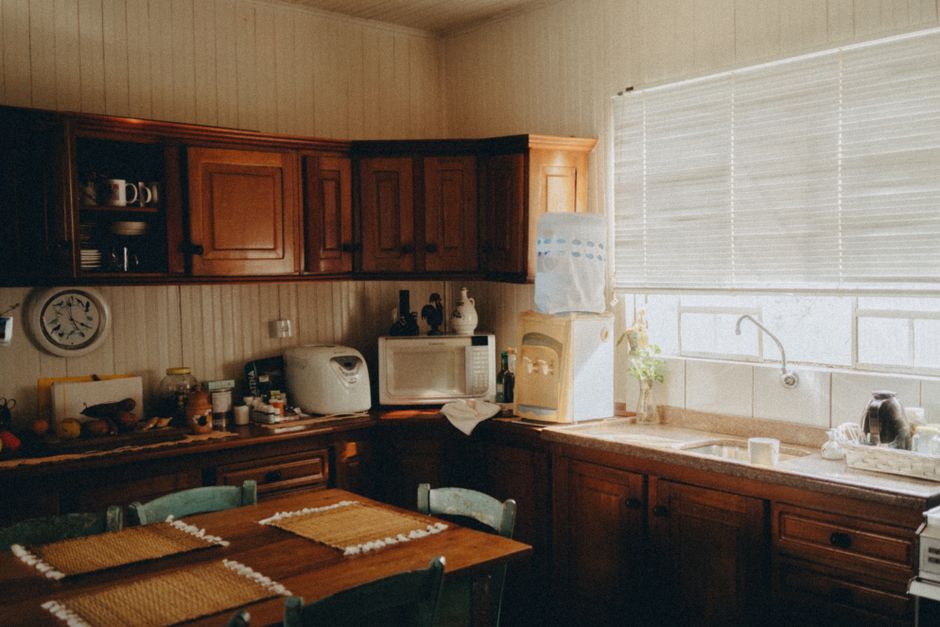 Gabinetes de madera a la medida en una cocina
