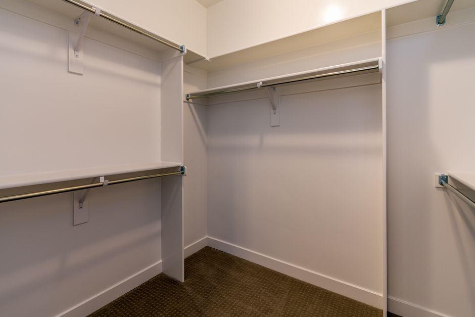 Closet empotrado con repisas de madera