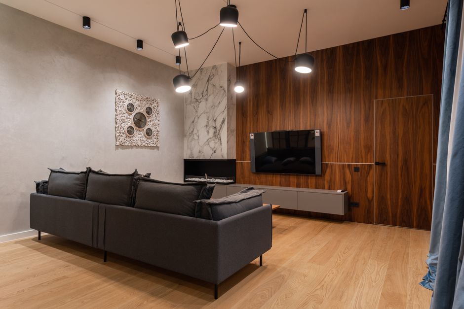 Pared decorativa de madera en una sala